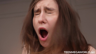 Первокурсница уселась на член, а то делать домашку уже заебало - Jane White